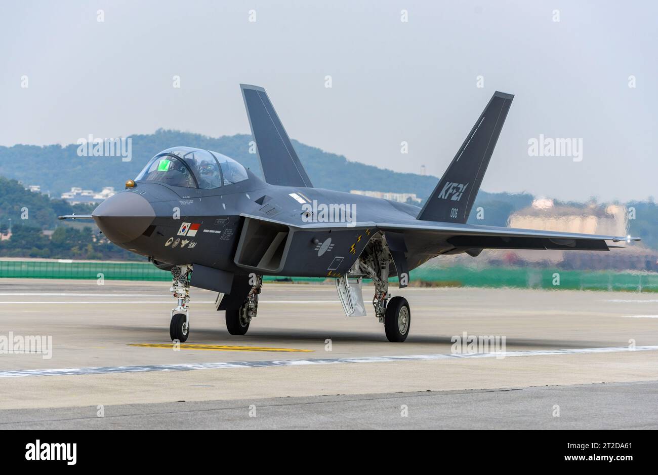 Seoul, Corea del Sud. 18 ottobre 2023. Il jet da caccia KF-21 in fase di sviluppo della Corea del Sud è atterrato dopo una dimostrazione aerea durante la Seoul International Aerospace and Defense Exhibition (ADEX) 2023 presso la base aerea di Seongnam, a sud di Seul. La Seoul International Aerospace and Defense Exhibition (ADEX) presso la base aerea di Seongnam dal 17 al 22 ottobre e 550 aziende provenienti da 35 paesi parteciperanno. Credito: SOPA Images Limited/Alamy Live News Foto Stock