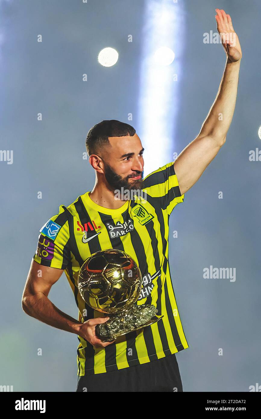 Foto del file - il calciatore francese Karim Benzema viene presentato ai tifosi di al-Ittihad allo stadio King Abdullah Sports City di Jeddah, Regno dell'Arabia Saudita, l'8 giugno 2023. Il vincitore del Ballon d'Or del 2022 Karim Benzema si ritrova impantanato in polemiche politiche durante la guerra israelo-Hamas in corso. Parlando con l'outlet francese CNews lunedì, il ministro degli interni francese Gérald Darmanin ha accusato Benzema di avere legami con la Fratellanza musulmana, un gruppo religioso e politico che la Francia considera un'organizzazione terroristica. Nell'intervista televisiva, Darmanin ha detto: "Abbiamo chiuso 1.100 establ islamista Foto Stock