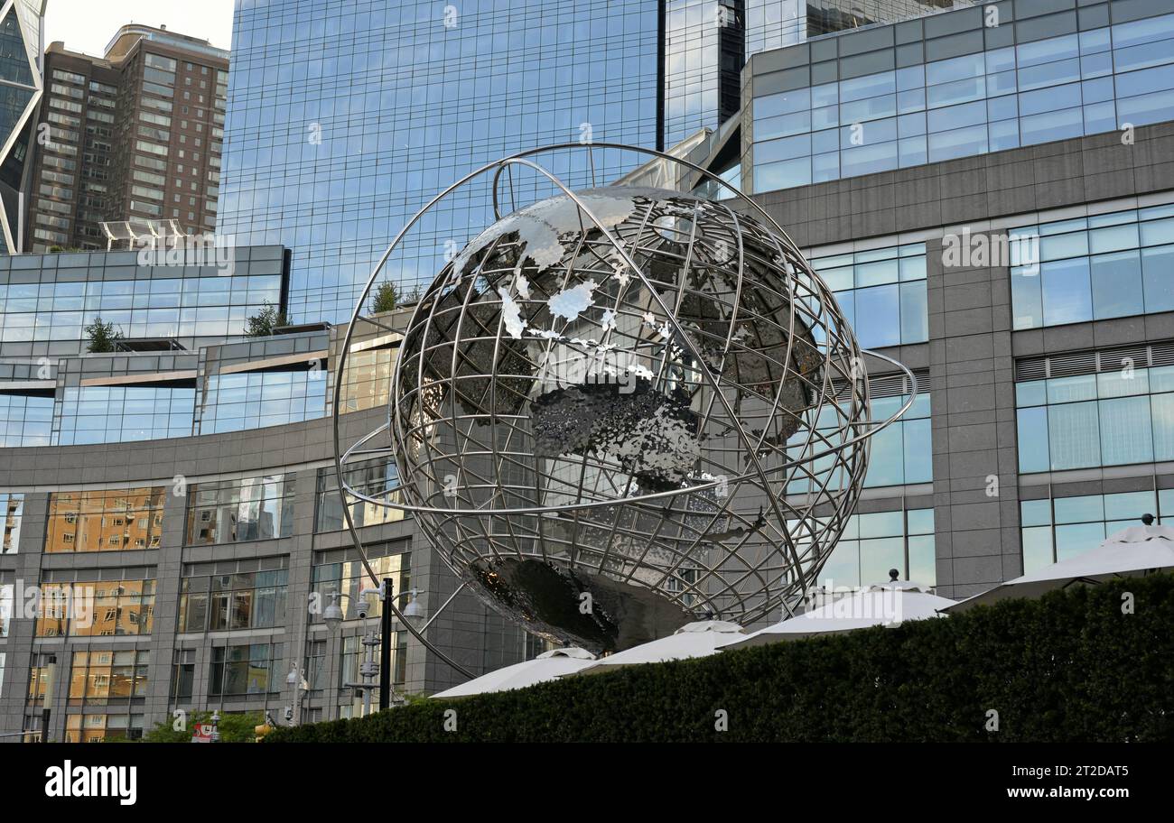 Scultura di Globe Brandell all'esterno del Trump International Hotel, Columbus Circle, Manhattan, New York City Foto Stock