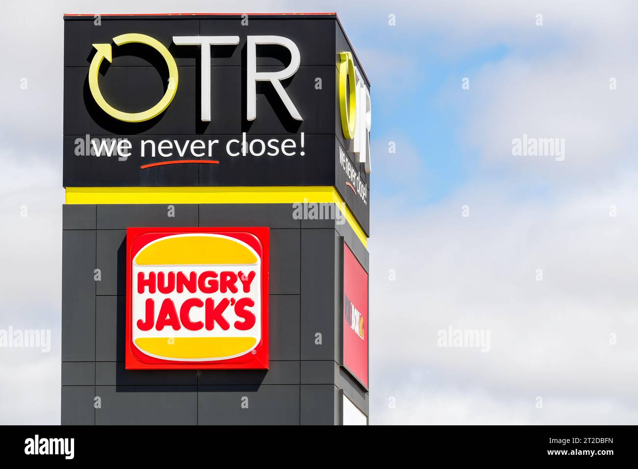 Tailem Bend, Australia meridionale - 13 ottobre 2023: I loghi dei cartelli stradali OTR e Hungry Jack's sono visti dall'autostrada in un giorno Foto Stock