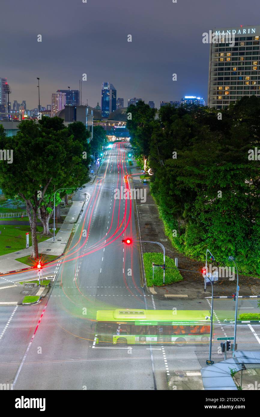 Una vista notturna di Raffles Avenue al suo incrocio con Temasek Avenue e Bayfront Avenue a Singapore, vista dal ponte Benjamin Sheares. Foto Stock