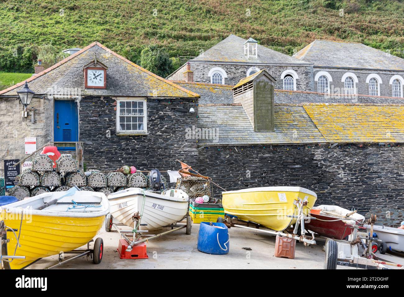 Villaggio di pescatori di Port Isaac in Cornovaglia, barche da pesca e vasi per la pesca di granchi di aragosta sul porto, Inghilterra, Regno Unito, settembre 2023 Foto Stock