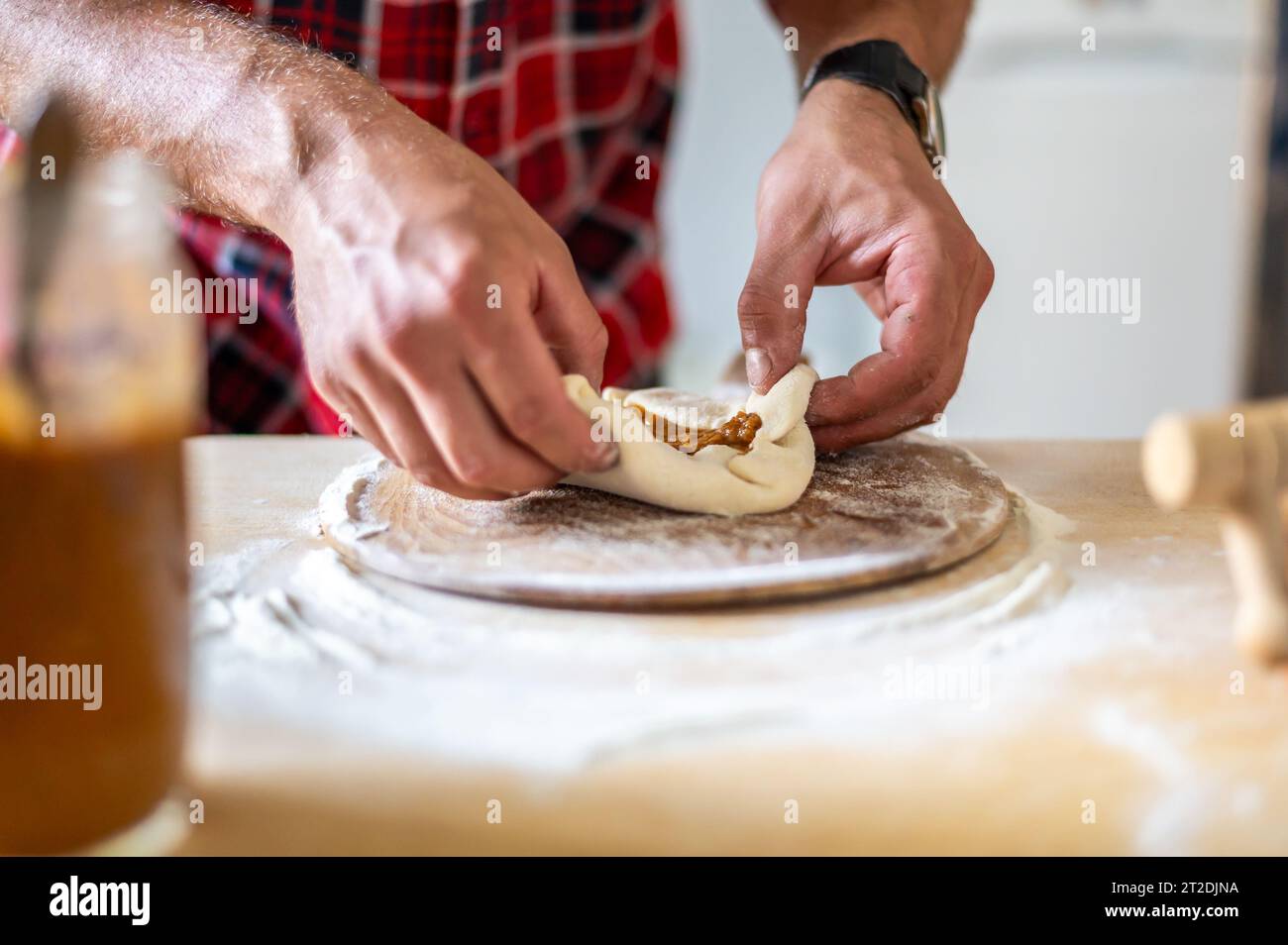 Dettaglio delle mani degli uomini che arrotolano l'impasto. Preparazione per la cottura della pasticceria tradizionale ceca. Piatti freschi fatti in casa Foto Stock