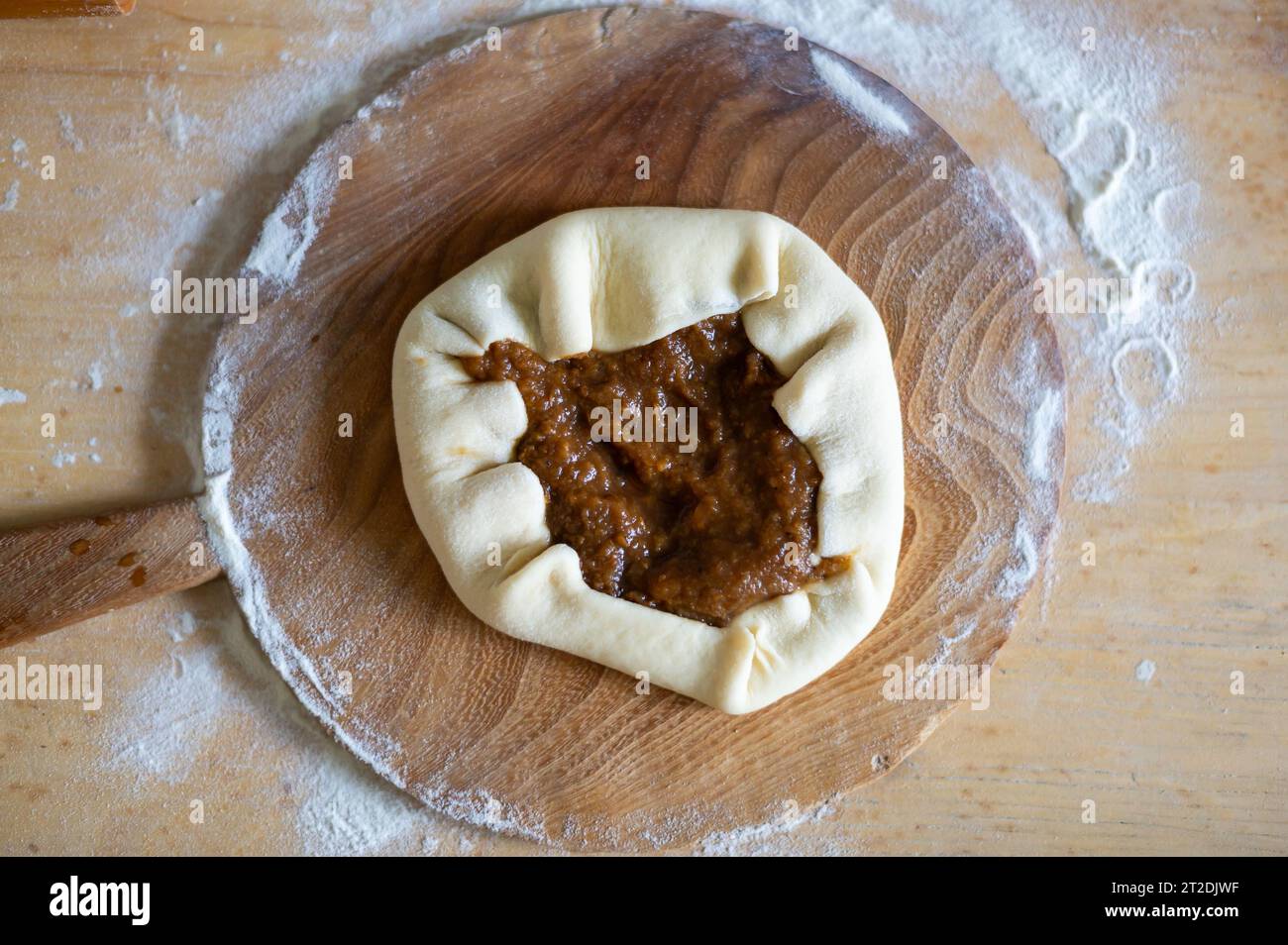 Pasticceria preparata per la cottura, vista dall'alto del cibo fatto in casa Foto Stock