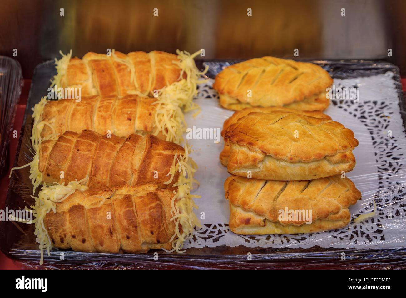 Dolci salati con formaggio e ripieno in vendita in una panetteria in Carre d'Or, il centro storico di Strasburgo, Alsazia, Francia Foto Stock