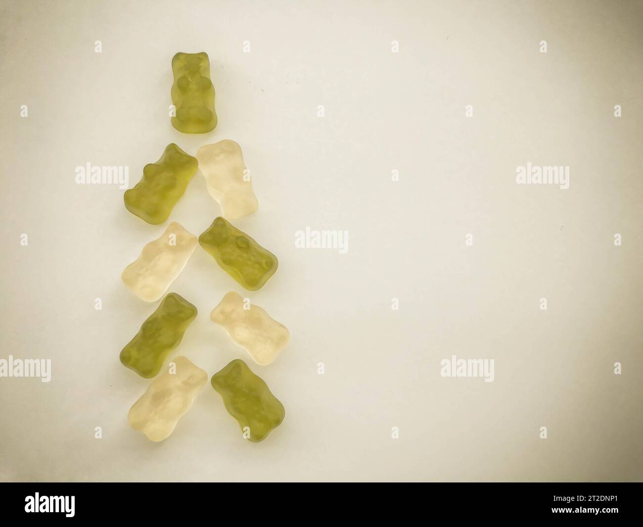 albero fatto di caramelle gommose. Albero di Natale fatto di orsi gelatinici bianchi e verdi. marmellata, dolce e delizioso dessert. gelatina di frutta. Foto Stock