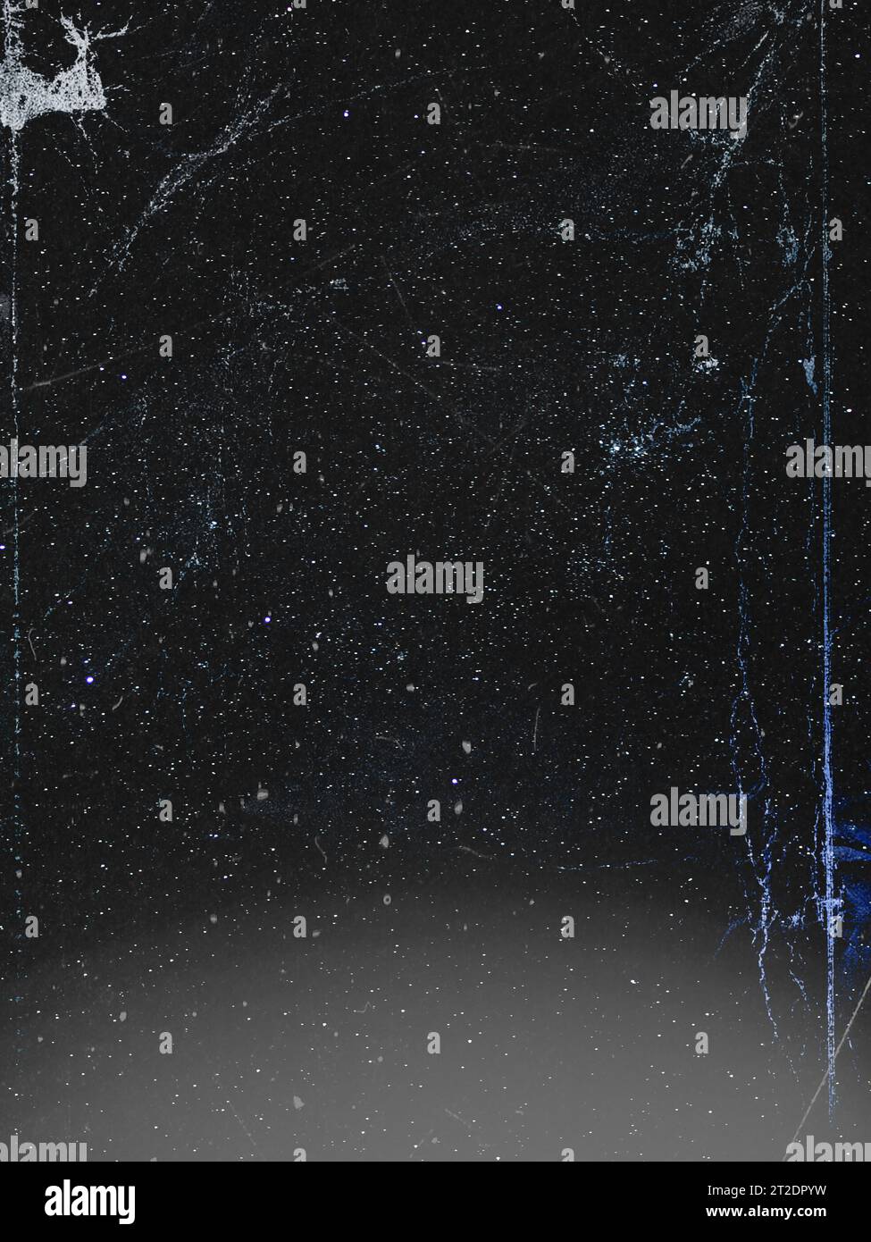 Texture della vecchia superficie su sfondo nero con graffi bianchi, sovrapposizioni timbrate con effetto grunge, danneggiato, vecchio, cemento e altro. Foto Stock