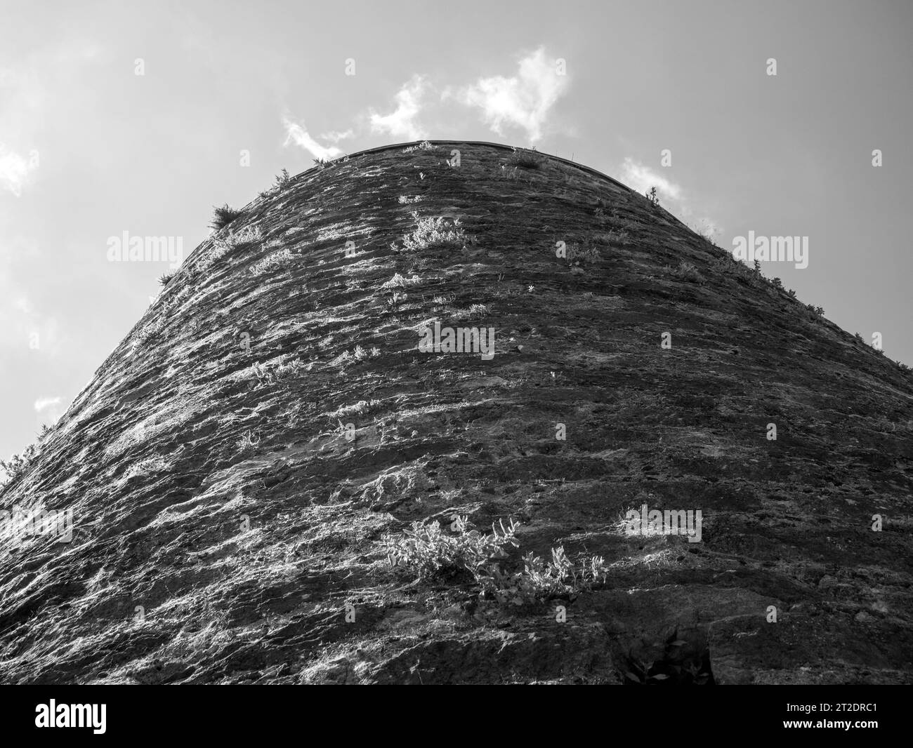 Antica torre del castello celtico vista ravvicinata sullo sfondo, castello di Blarney in Irlanda, antica fortezza celtica Foto Stock