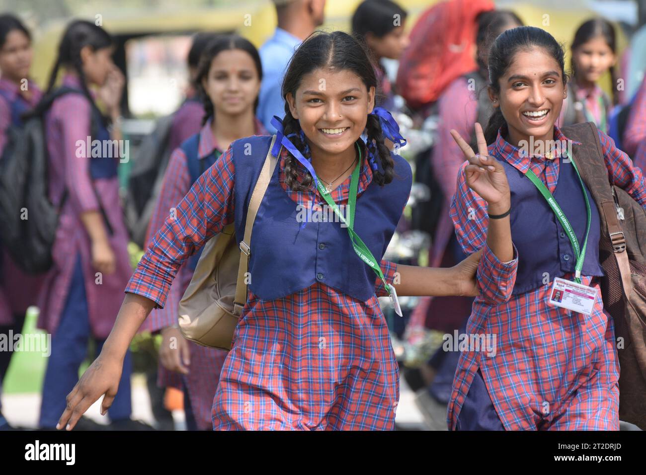 Ragazze adolescenti della scuola indiana che corrono eccitatamente verso la telecamera Foto Stock