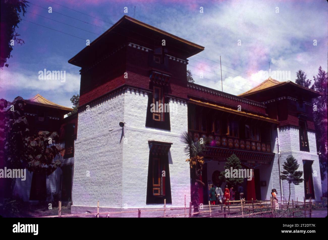 Namgyal Institute of Tibetology è un museo tibetano a Gangtok, Sikkim, India, che prende il nome dall'undicesimo Chogyal del Sikkim, Sir Tashi Namgyal. Situato a Deorali, Gangtok, Sikkim orientale, l'edificio principale dell'Istituto è un imponente monumento e uno splendido esempio di architettura Sikkimese. Questo posto è tranquillo e tranquillo e vicino al Tempio buddista di Chorten. Foto Stock