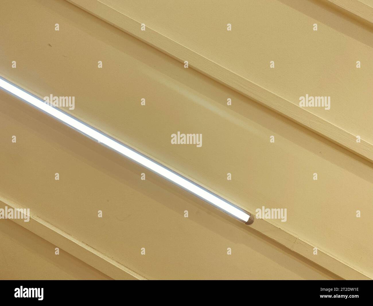 soffitto bianco di plastica nell'edificio. piastrelle in materiale morbido artificiale per coprire pareti e soffitti. nel soffitto, una lampada bianca crea un Foto Stock