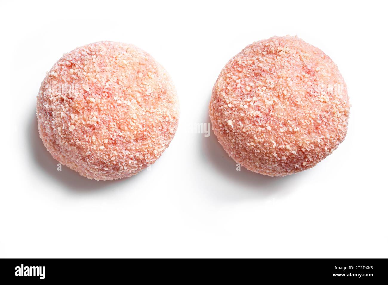 Cotolette crude o polpette isolate su sfondo bianco, primo piano. Cotoletta di carne di pollo. Foto Stock