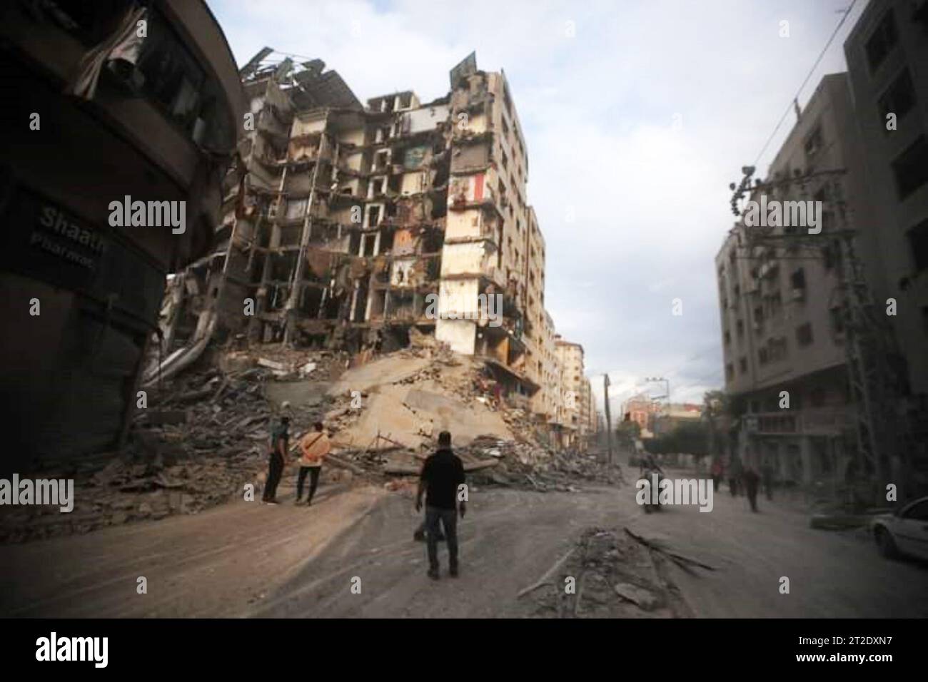 Una vista di edifici distrutti e detriti nel quartiere di al-Rimal dopo gli attacchi aerei israeliani nella città di Gaza. Palestina. Foto Stock