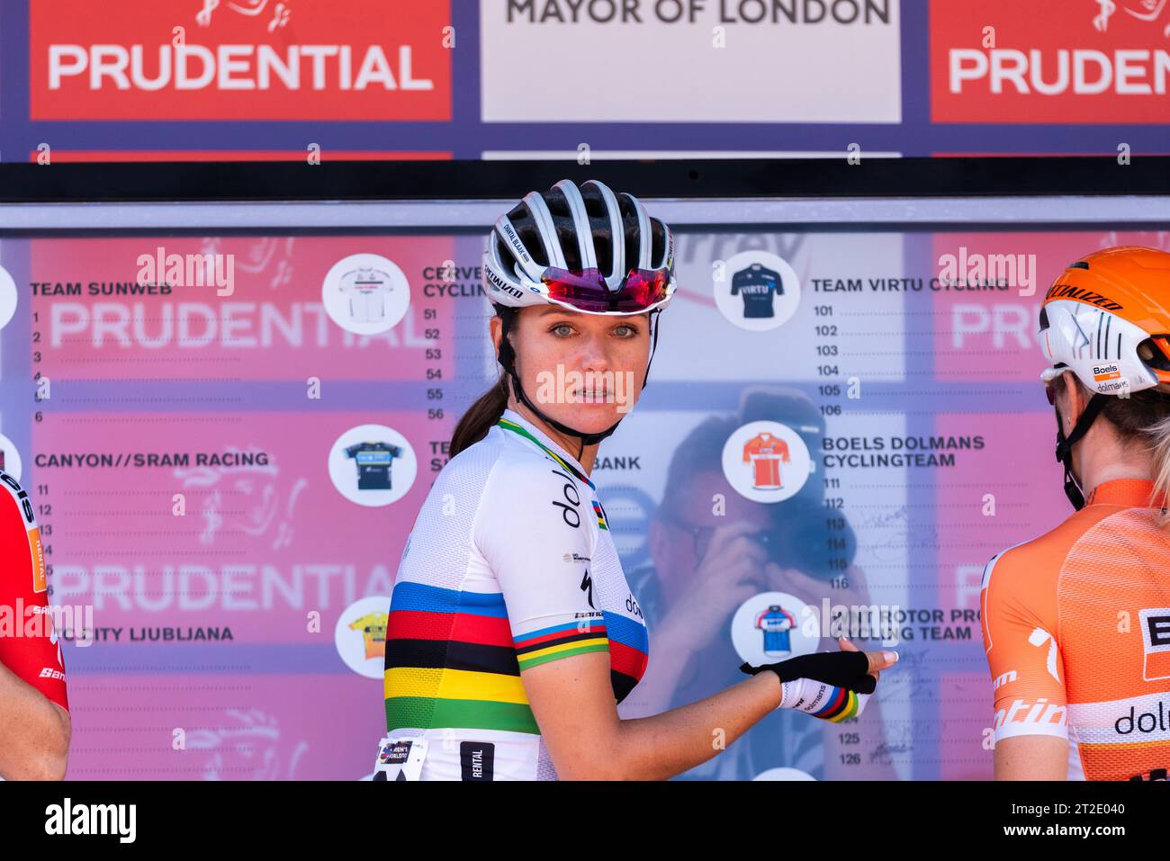 Chantal Blaak nella maglia campione del mondo di Road Race, in sella a Boels Dolmans alla gara ciclistica femminile Prudential RideLondon Classique, Londra, Regno Unito Foto Stock