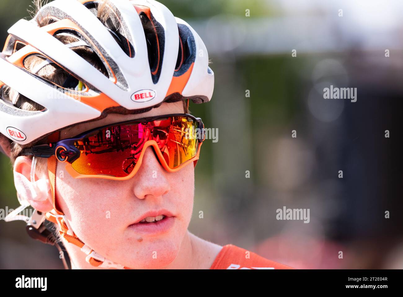 La ciclista Kelly Catlin di Rally Cycling alla gara di ciclismo femminile Prudential RideLondon Classique 2018, Londra, Regno Unito. I motociclisti si riflettono negli occhiali Foto Stock