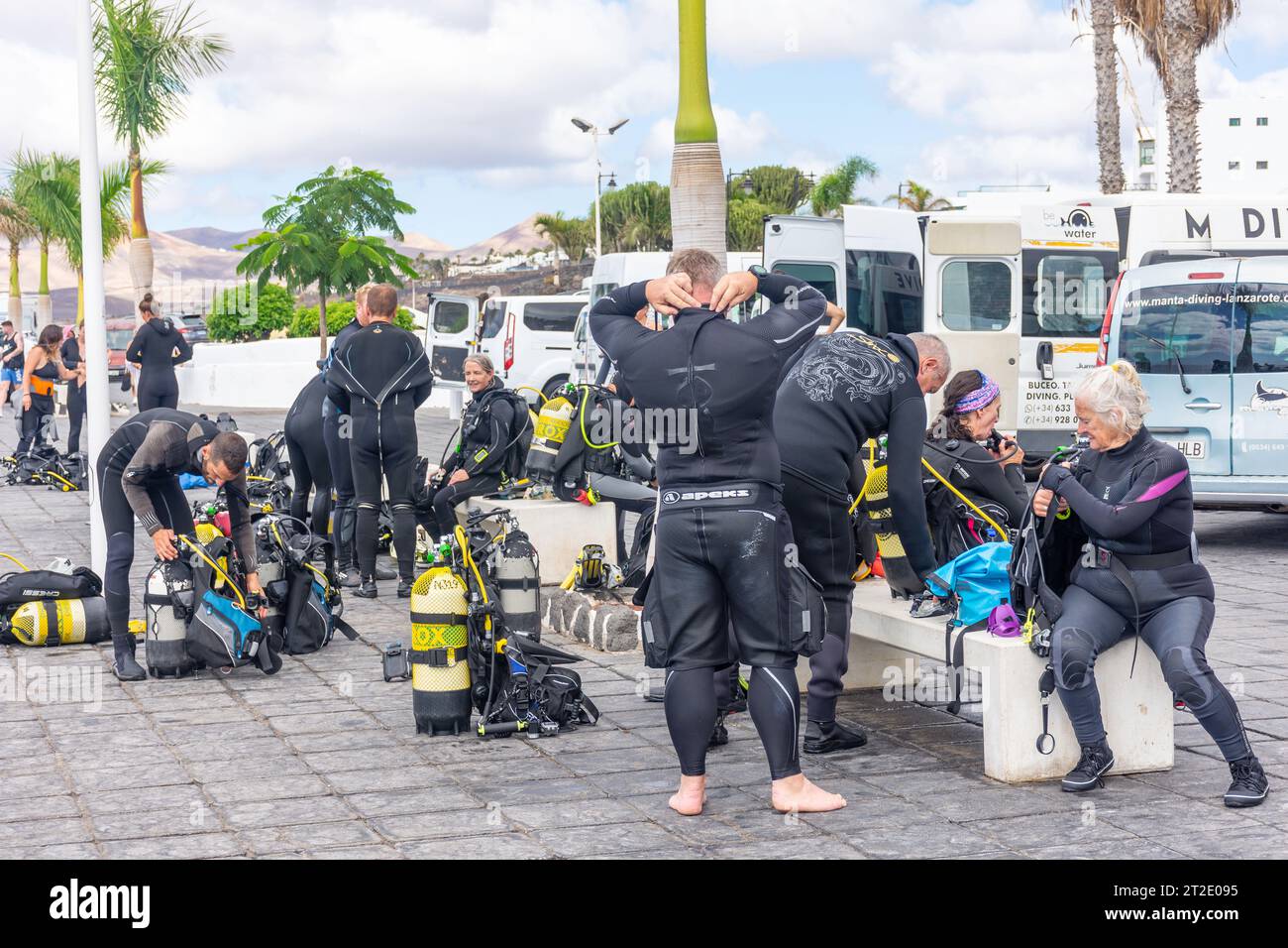 Scuola di immersioni subacquee preparata a Playa Chica, Puerto del Carmen, Lanzarote, Isole Canarie, Regno di Spagna Foto Stock