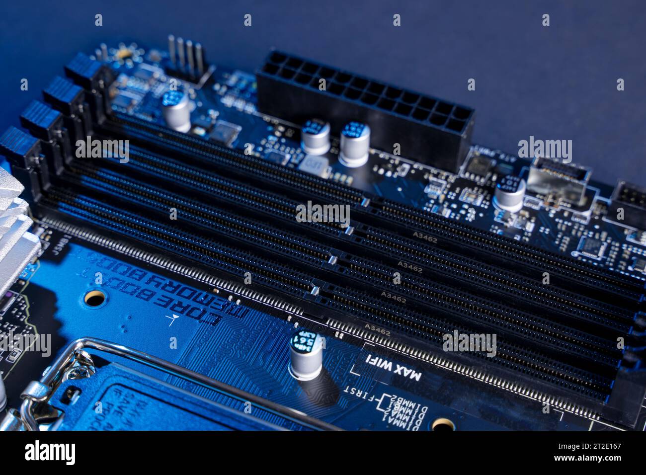 Scheda madre moderna, potente e veloce con connettori per HDMI e USB. Concetto hardware del PC. parole di connessione via cavo internet Foto Stock