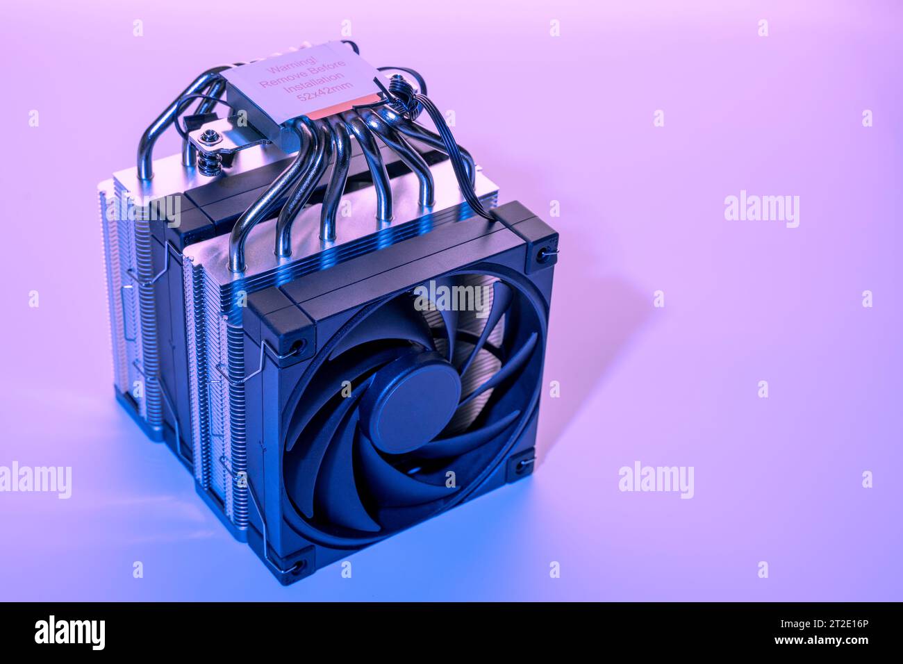 Ventola del computer. Refrigeratore moderno e potente per il raffreddamento della CPU. Sistema di raffreddamento del processore. Concetto di hardware per PC. Refrigeratore d'aria di un processo per personal computer Foto Stock