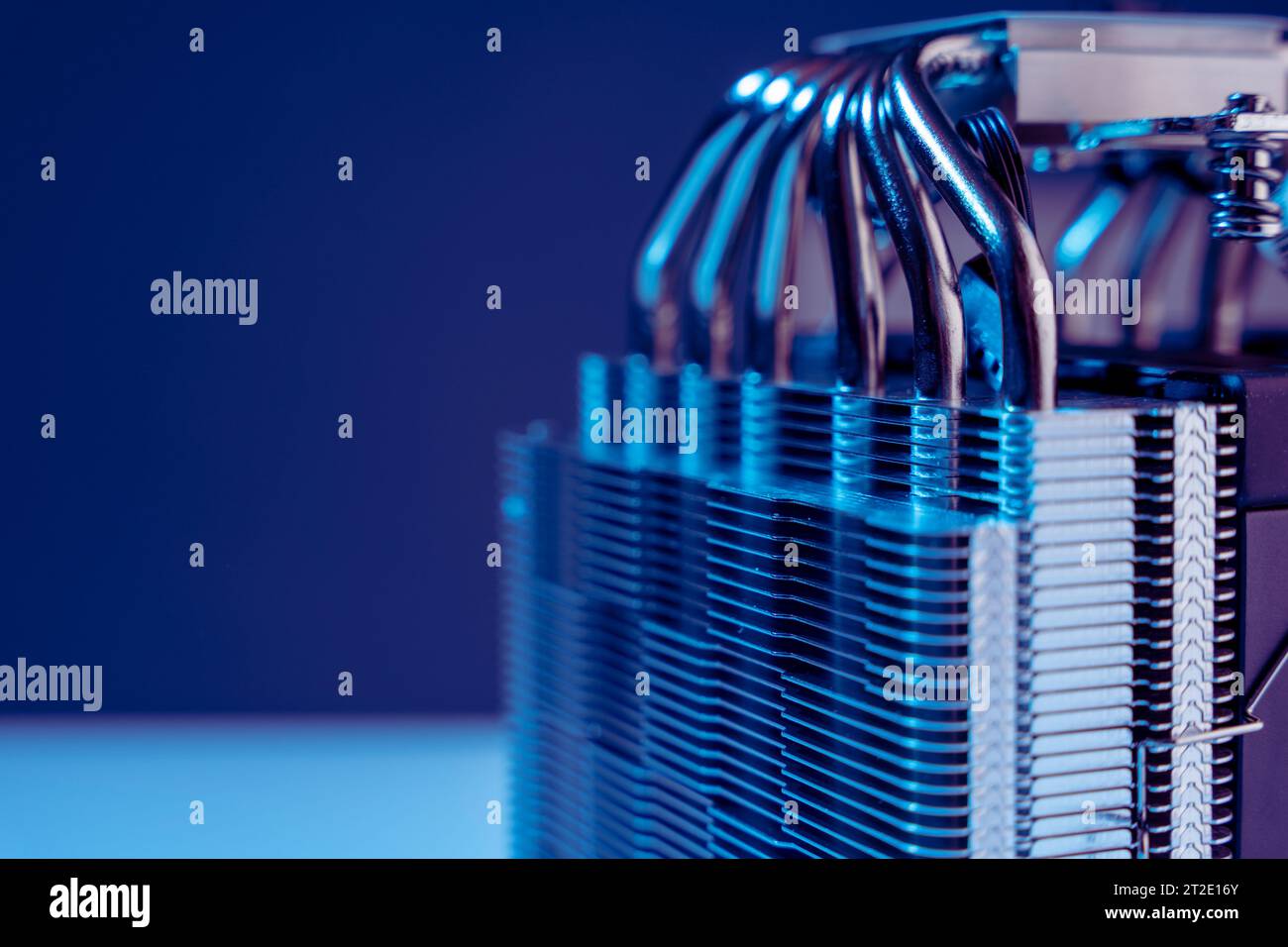 Ventola del computer. Refrigeratore moderno e potente per il raffreddamento della CPU. Sistema di raffreddamento del processore. Concetto di hardware per PC. Refrigeratore d'aria di un processo per personal computer Foto Stock