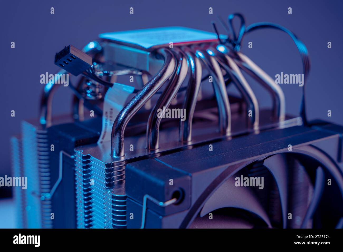 Ventola del computer. Refrigeratore moderno e potente per il raffreddamento della CPU. Sistema di raffreddamento del processore. Concetto di hardware per PC. Refrigeratore d'aria di un processo per personal computer Foto Stock