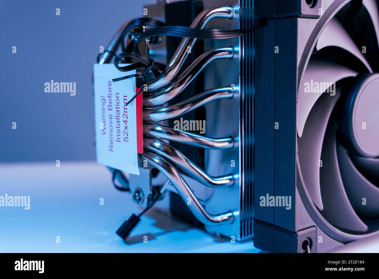 Ventola del computer. Refrigeratore moderno e potente per il raffreddamento della CPU. Sistema di raffreddamento del processore. Concetto di hardware per PC. Refrigeratore d'aria di un processo per personal computer Foto Stock