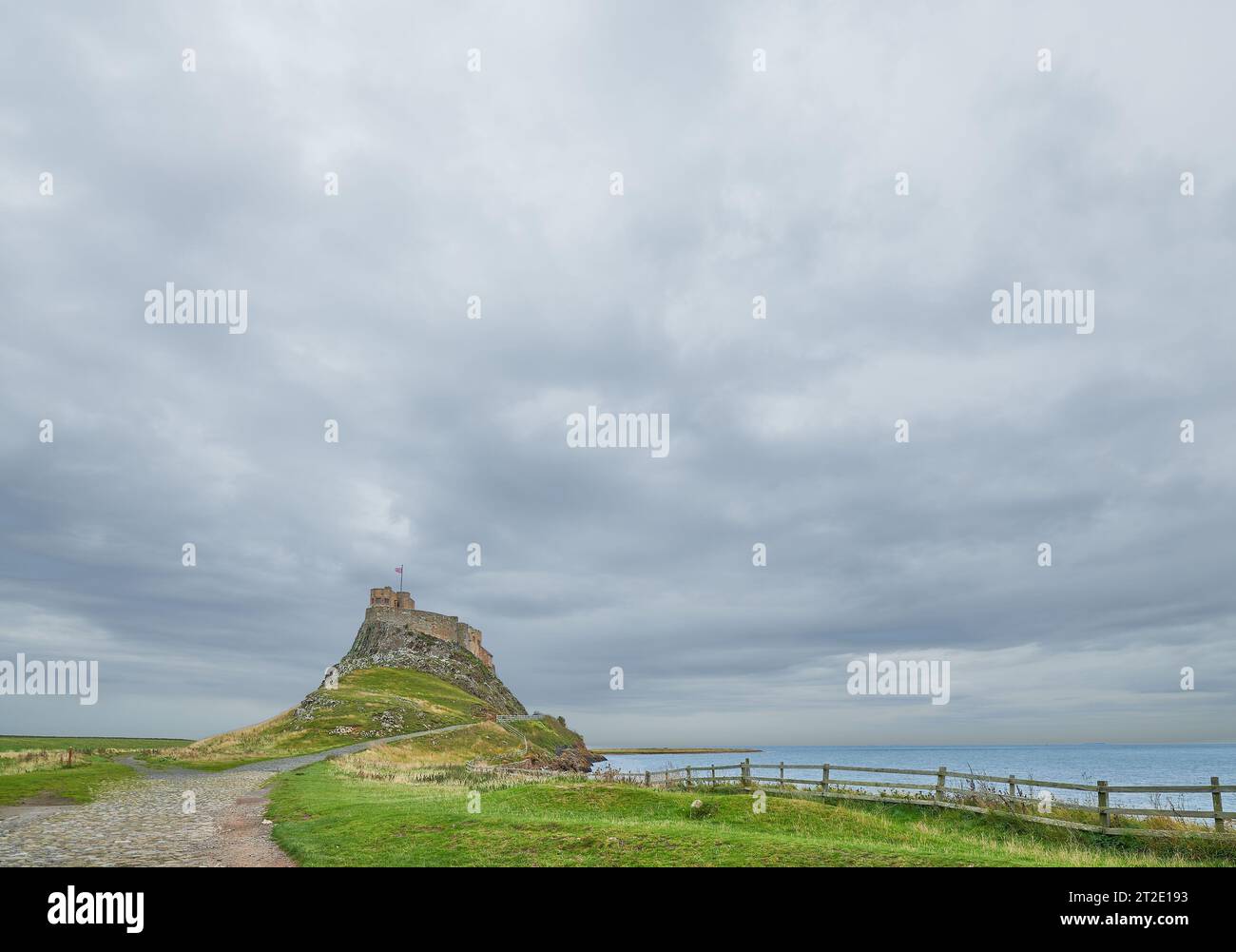 Percorso verso l'ex castello sulla Holy Island di Lindisfarne, Northumberland, Inghilterra. Foto Stock