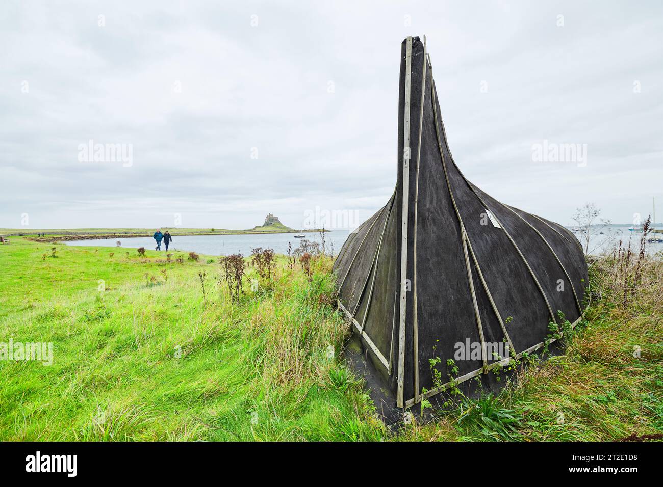 Ex peschereccio per aringhe, ora rovesciato e utilizzato come capannone di stoccaggio sulla riva della Holy Island di Lindisfarne, Northumberland, Inghilterra. Foto Stock