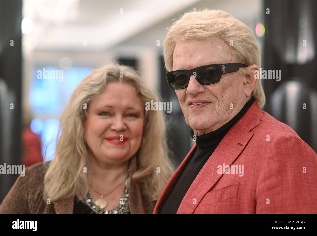 19 ottobre 2023, Sassonia, Dresda: Il cantante Heino e la musicista norvegese Anita Hegerland si esibiscono in un ristorante nel Taschenbergpalais in occasione di un evento stampa per il tour della chiesa europea con il motto "lode al cielo". Nel processo, il cantante farà un'apparizione come ospite nella Kreuzkirche Dresda il 24 novembre 2023. Canta canzoni sacre e classici di Schubert, Mozart, Brahms e Beethoven ed è accompagnato da Anita Hegerland. Foto: Robert Michael/dpa Foto Stock