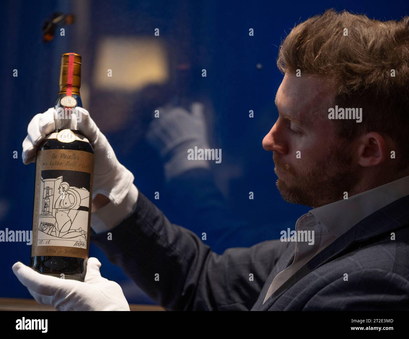 Londra, Regno Unito. 19 ottobre 2023. La casa d'asta di Sotheby svela una bottiglia del Whisky più prezioso del mondo, stimata tra £ 750.000-£ 1.200.000, da mettere all'asta a Londra il 18 novembre. La Macallan Adami 1926, una delle sole 12 bottiglie della serie con un'etichetta disegnata dall'artista italiano Valerio Adami, è stata sottoposta a ricondizionamento dalla Distilleria Macallan in vista della vendita. La bottiglia è detenuta da Jonny Fowle, Global Head of Spirits di Sotheby. Crediti: Malcolm Park/Alamy Live News Foto Stock