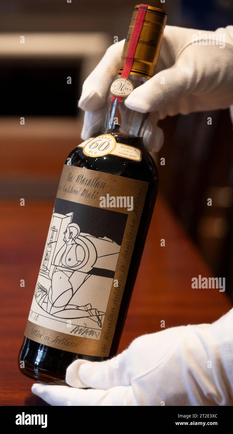 Londra, Regno Unito. 19 ottobre 2023. La casa d'asta di Sotheby svela una bottiglia del Whisky più prezioso del mondo, stimata tra £ 750.000-£ 1.200.000, da mettere all'asta a Londra il 18 novembre. La Macallan Adami 1926, una delle sole 12 bottiglie della serie con un'etichetta disegnata dall'artista italiano Valerio Adami, è stata sottoposta a ricondizionamento dalla Distilleria Macallan in vista della vendita. La bottiglia è detenuta da Jonny Fowle, Global Head of Spirits di Sotheby. Crediti: Malcolm Park/Alamy Live News Foto Stock