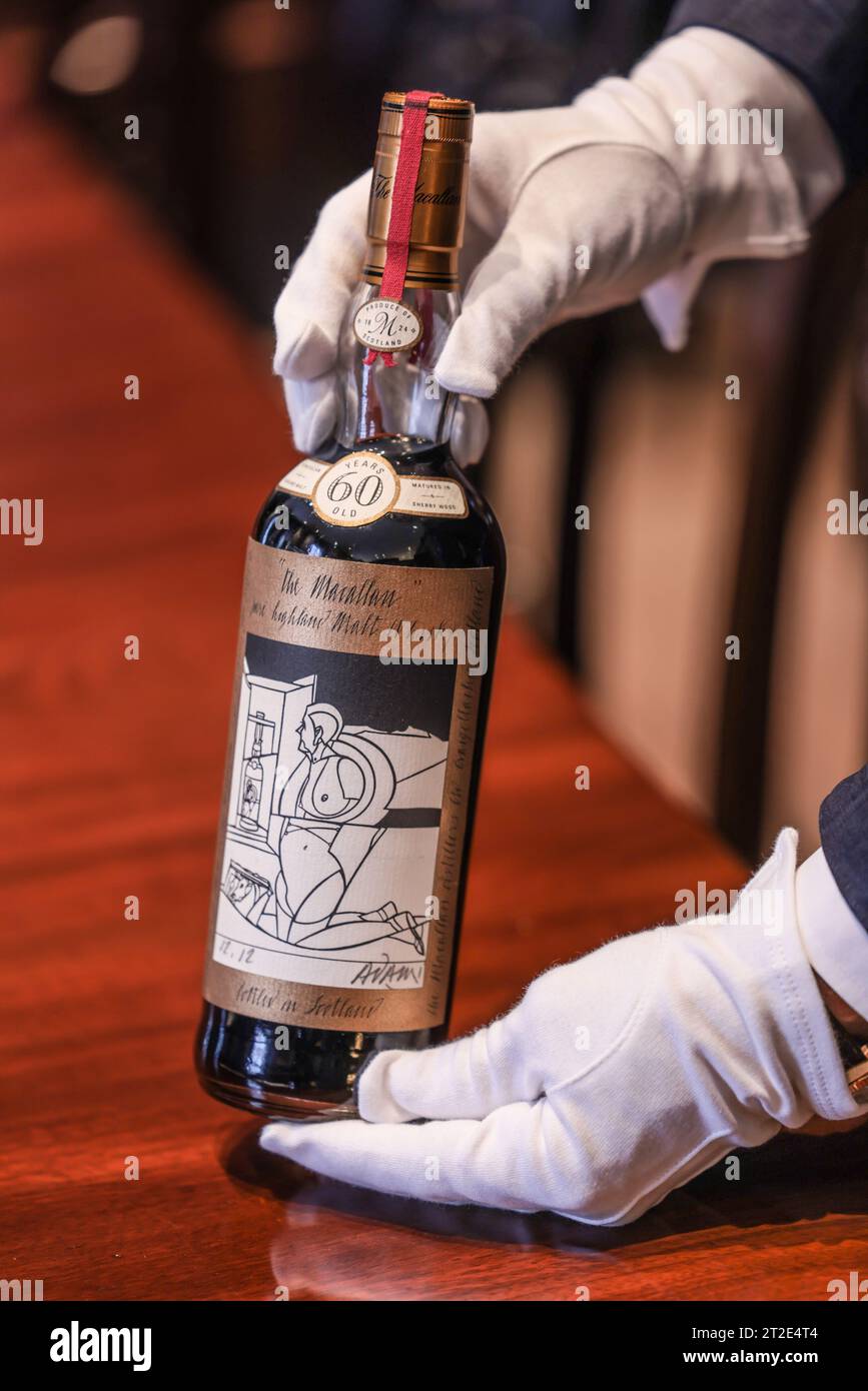 Londra, Regno Unito. 19 ottobre 2023. La bottiglia di Whisky più costosa, est £750,000-1 2000.000, è stata presentata oggi a Sothebys, Londra. Invecchiata in botte nCherry per 6 decenni, solo 40 bottiglie di Macallan sono state imbottigliate nel 1926, questa è una delle sole 12 bottiglie rimaste credito: Paul Quezada-Neiman/Alamy Live News Foto Stock