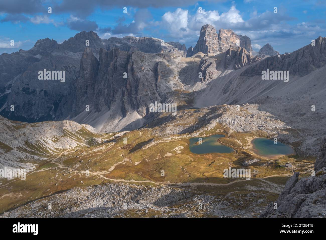 Punto panoramico aereo delle pianure della Cengia nelle Dolomiti. Meravigliosi laghetti alpini circondati da popolari sentieri escursionistici durante l'ora d'oro. Foto Stock