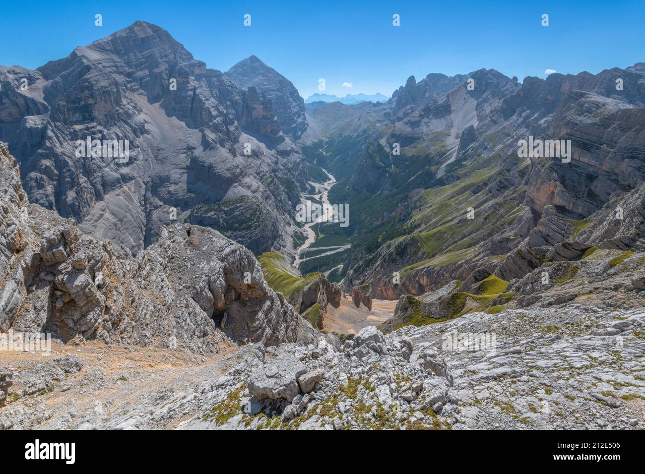 Punto di osservazione aereo fino alla profonda gola alpina, stretta valle tra due alte creste di montagna. Montagne calcaree erose e stratificate. Foto Stock