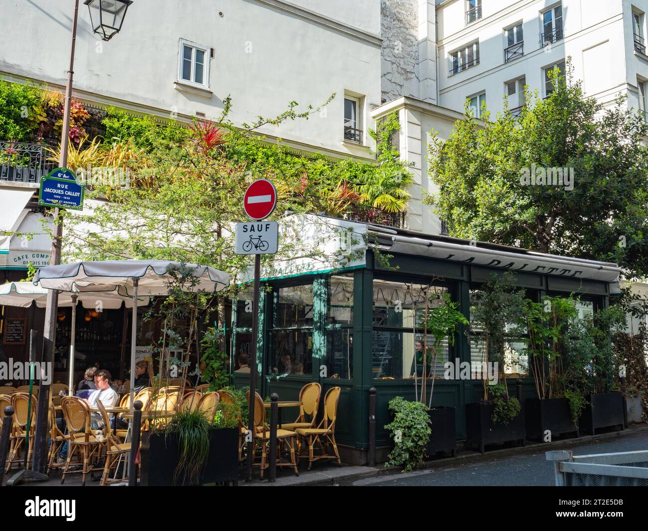 Parigi, Francia - 9 maggio 2023: Di fronte ad un ristorante tra edifici storici a Saint-Germain-de-Pres Foto Stock