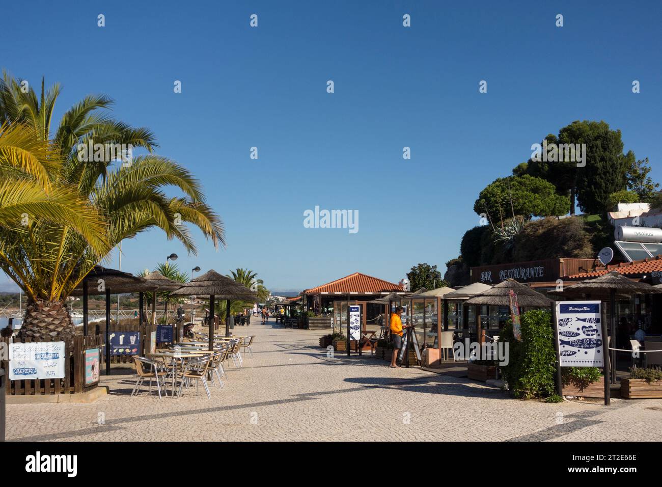 Caffetterie e ristoranti sul lungofiume, Alvor, Algarve, Portogallo, Europa Foto Stock