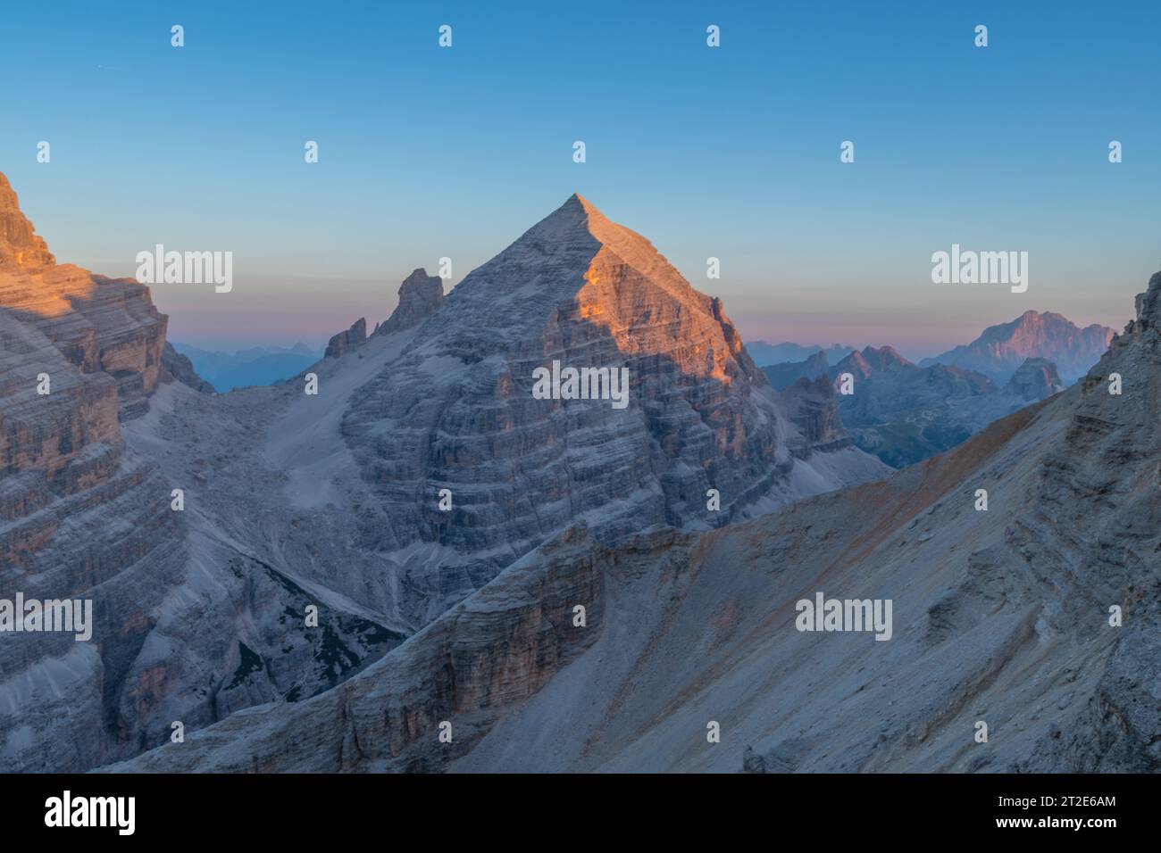 Tramonto alpino su Tofana di Rozes vicino Cortina, nel cuore delle Dolomiti italiane. Tramonto senza nuvole su pendici rocciosi di montagna. Foto Stock