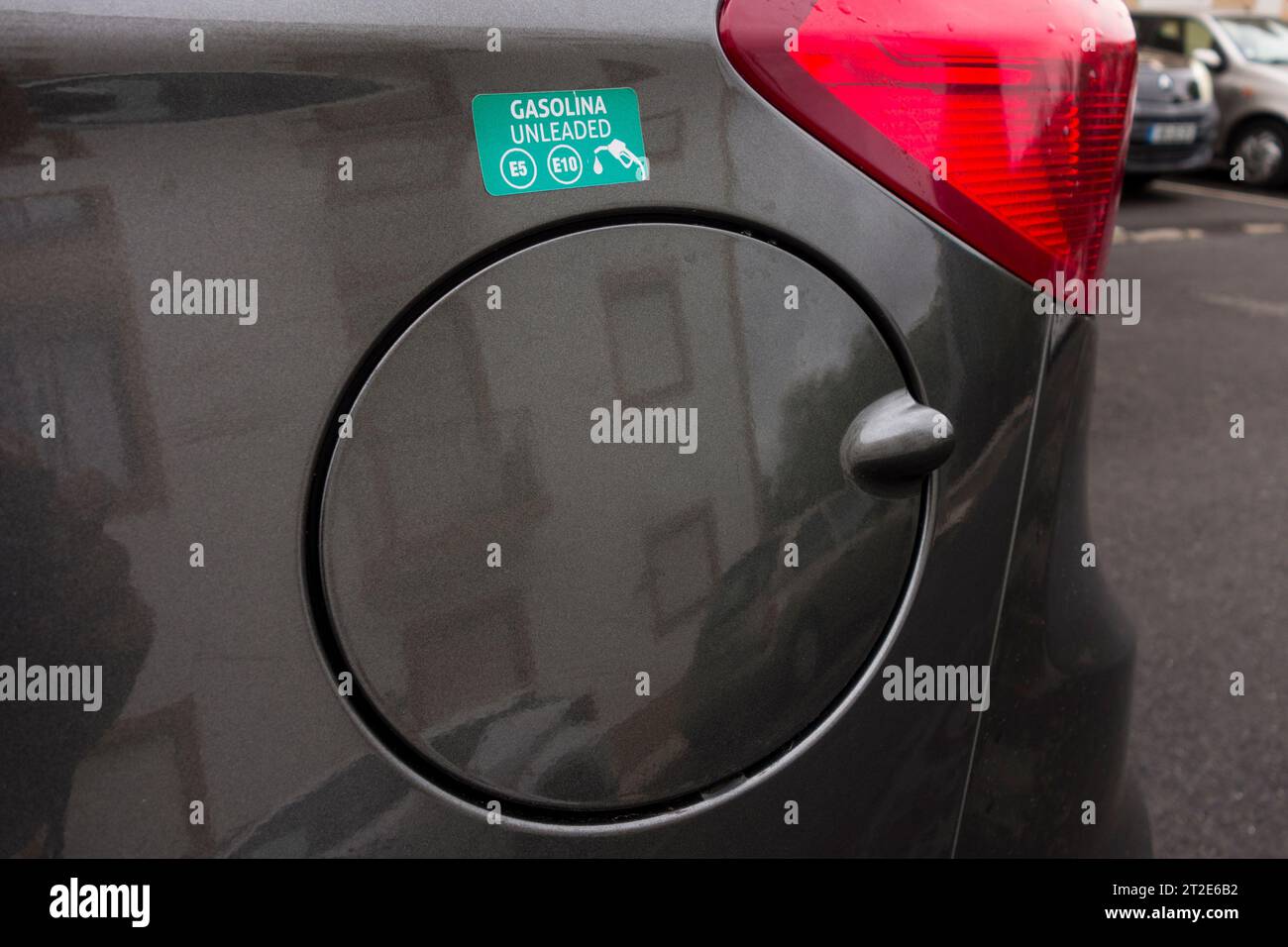 Adesivo sopra il coperchio del tappo del carburante che mostra il tipo di carburante richiesto per l'auto a noleggio, Portogallo Foto Stock