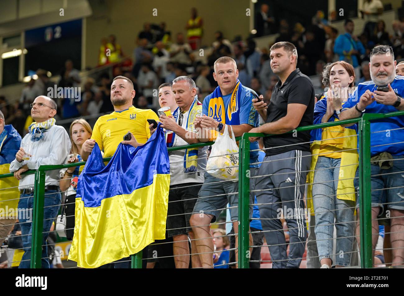 Tifosi ucraini durante UEFA Euro 2024 - qualificazioni europee - Italia vs Ucraina, Campionato europeo di calcio UEFA a Milano, Italia, 12 settembre 2023 Foto Stock