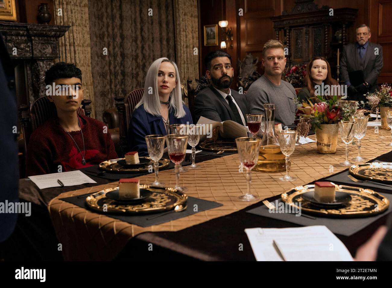 MARK HAMILL, KATE SIEGEL, SAURIYAN SAPKOTA, SAMANTHA SLOYAN, RAHUL KOHLI E MATT BIEDEL IN THE FALL OF THE HOUSE OF USHER, DIRETTO DA MIKE FLANAGAN. Episodio 1x1. Credito: FOTO/album INTREPID Foto Stock