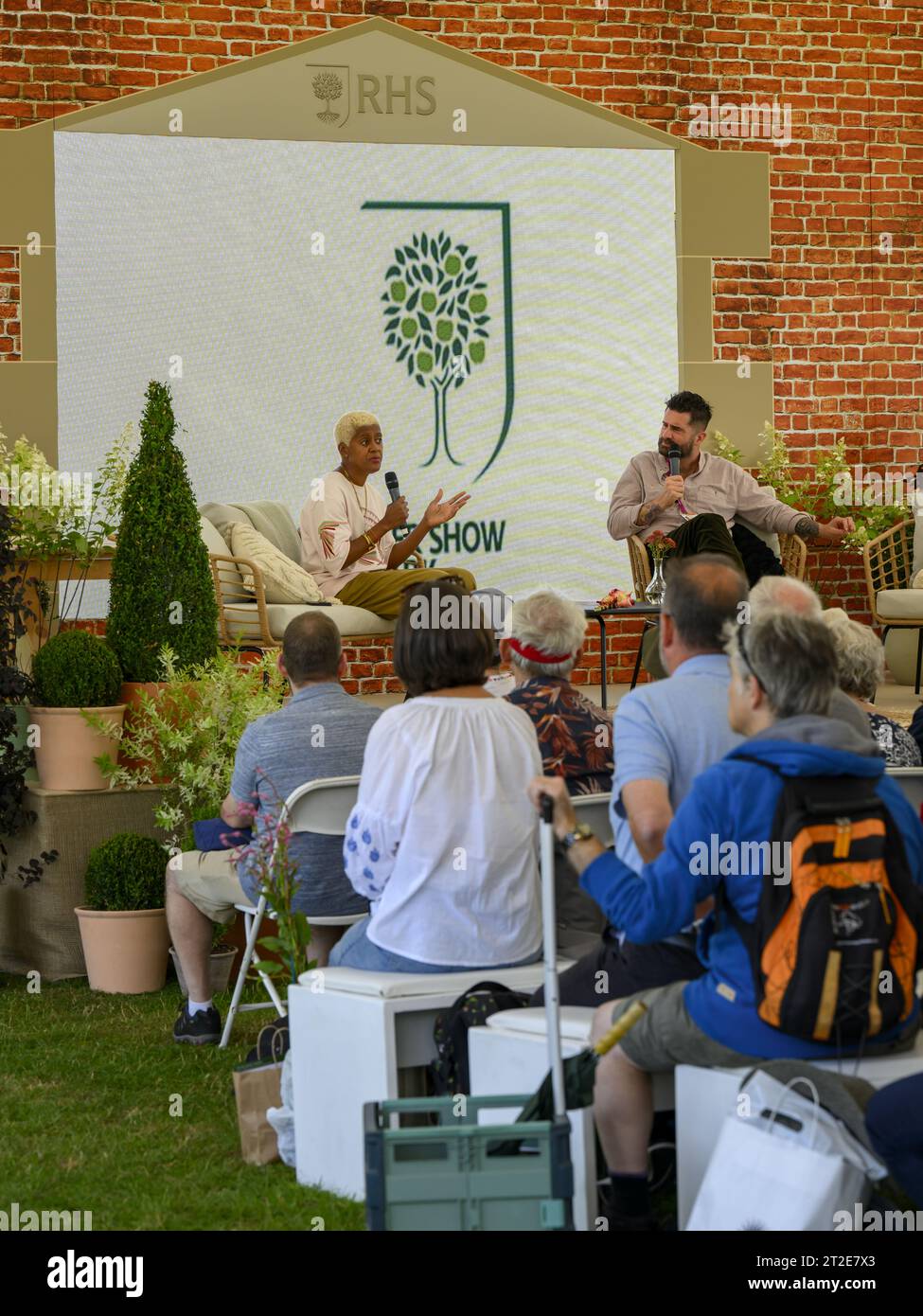Il presentatore Gardeners' World Arit Anderson e Michael Perry (Mr Plant Geek) danno consigli di un esperto - RHS Flower Show Tatton Park 2023, Cheshire, Inghilterra, Regno Unito. Foto Stock