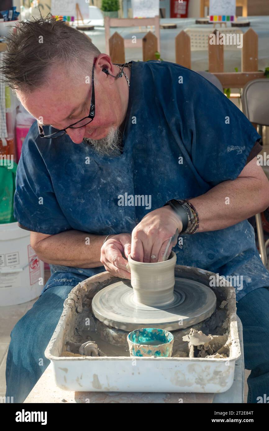 Vasaio che prepara una piccola pentola su ruota, il Little Pottery Studio, il centro commerciale St Marks, Lincoln City, Lincolnshire, Inghilterra, Regno Unito Foto Stock