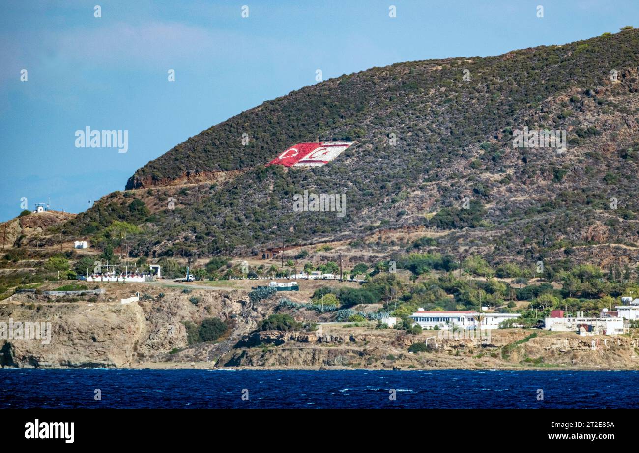 Le bandiere della Turchia e del TRNC incise sulla collina sopra l'enclave turco-cipriota di Kokkina, che si trova all'interno della Repubblica di Cipro. Foto Stock