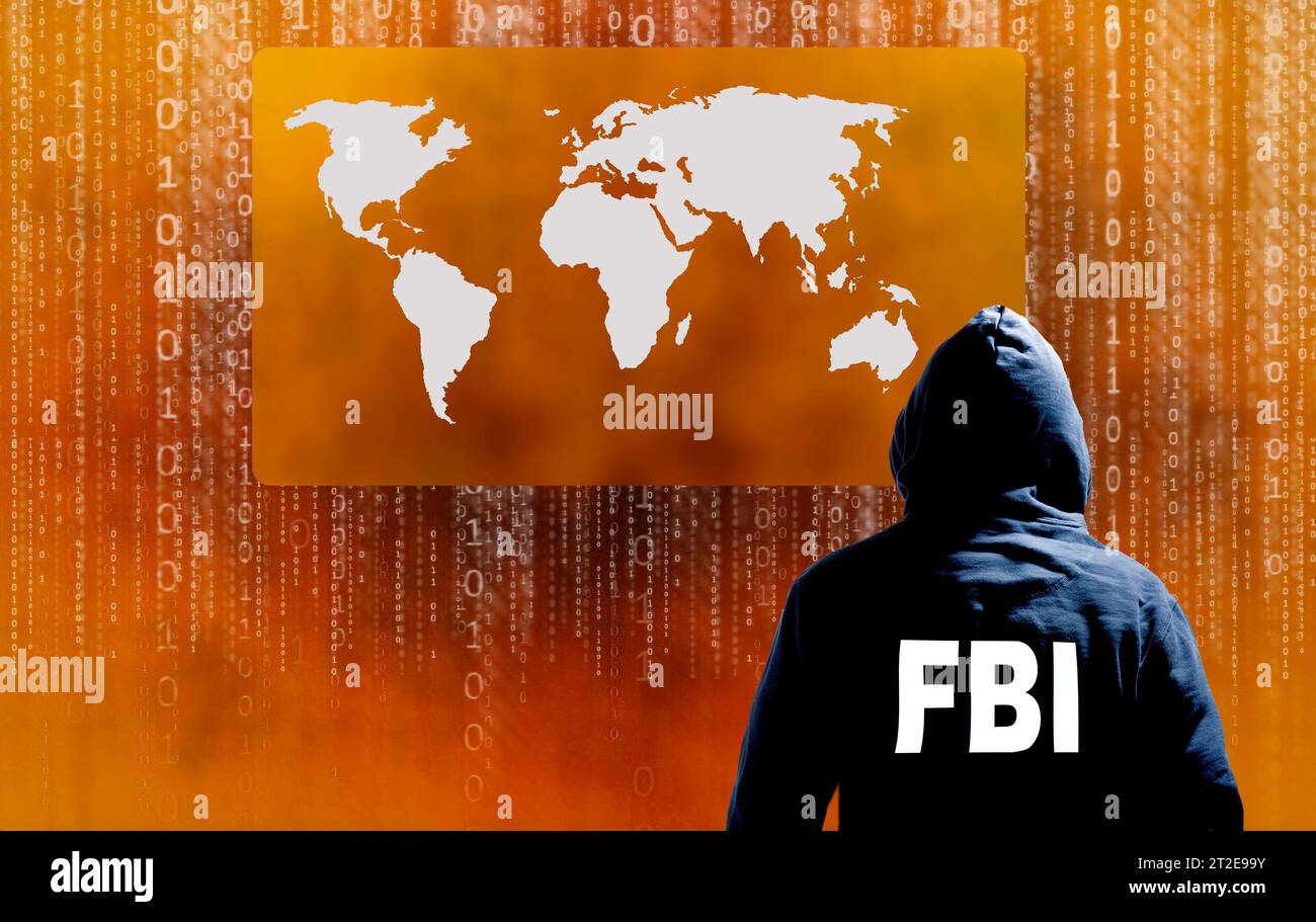 Agente dell'FBI con sfondo in codice binario e mappa del mondo, concetto anti-cybercrime Foto Stock