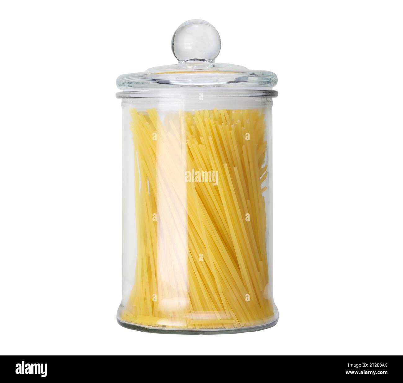 Vaso di vetro riempito con spaghetti secchi isolati su bianco Foto Stock