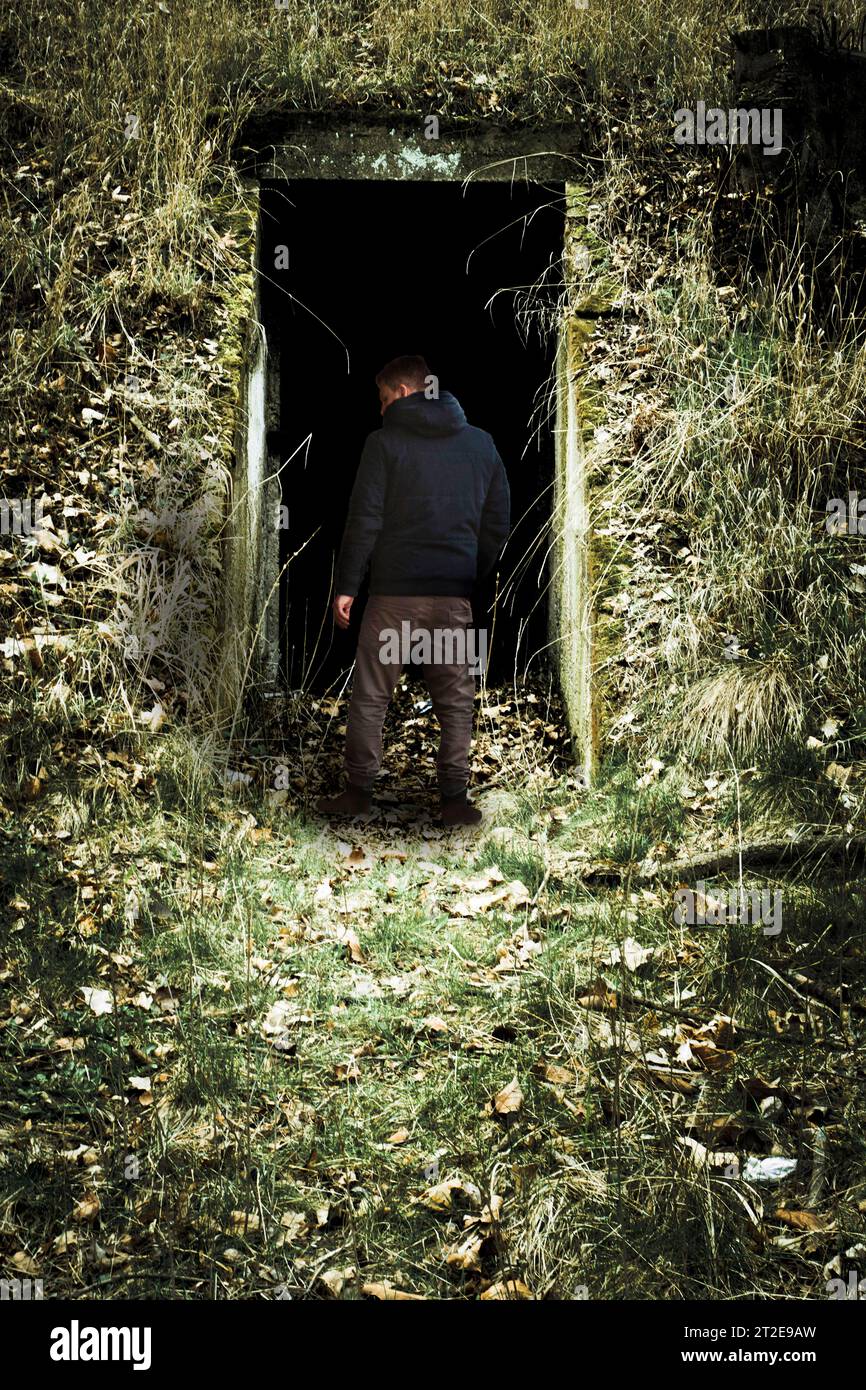 uomo misterioso di fronte a un sottopassaggio oscuro Foto Stock