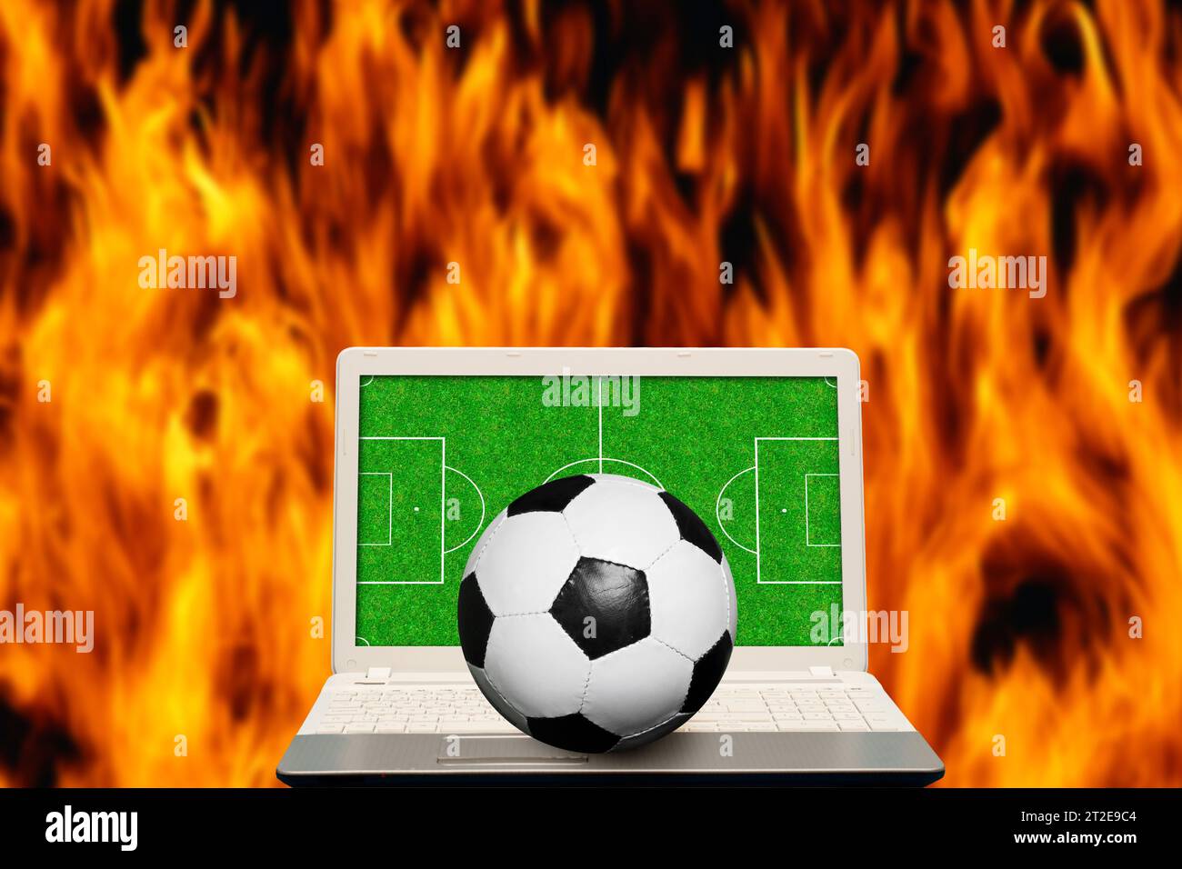 pallone da calcio su un computer portatile con un campo sullo schermo, sport online e stagione calcistica Foto Stock