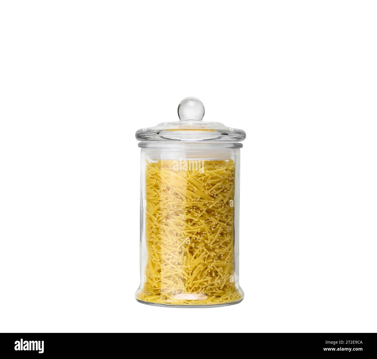 Vaso di vetro ripieno con piccoli vermicelli di pasta secca isolato su bianco Foto Stock
