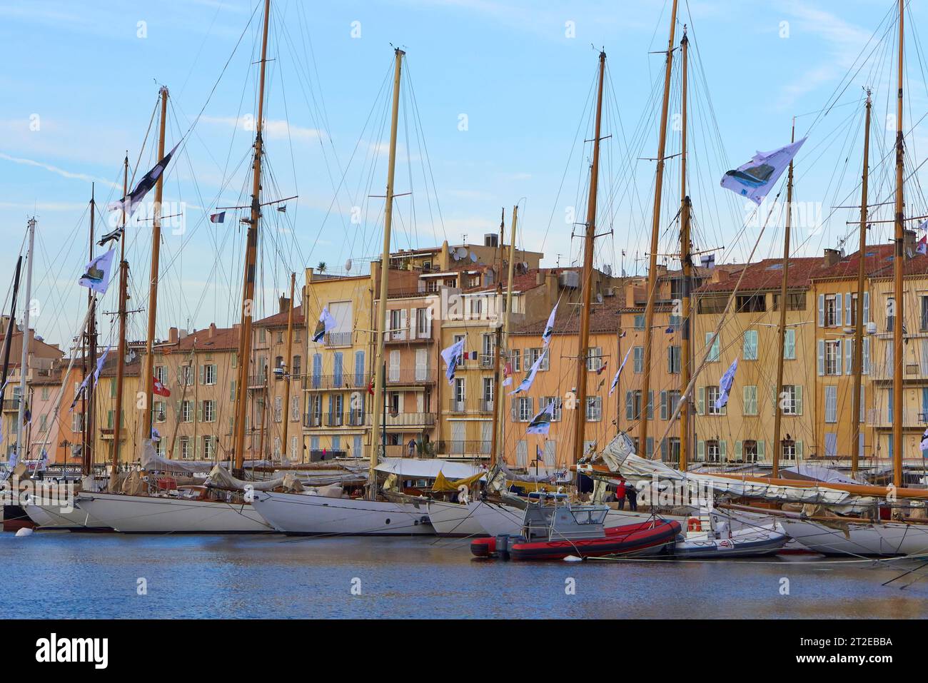 Porto di St. Tropez e lungomare sulla Costa Azzurra. Foto Stock