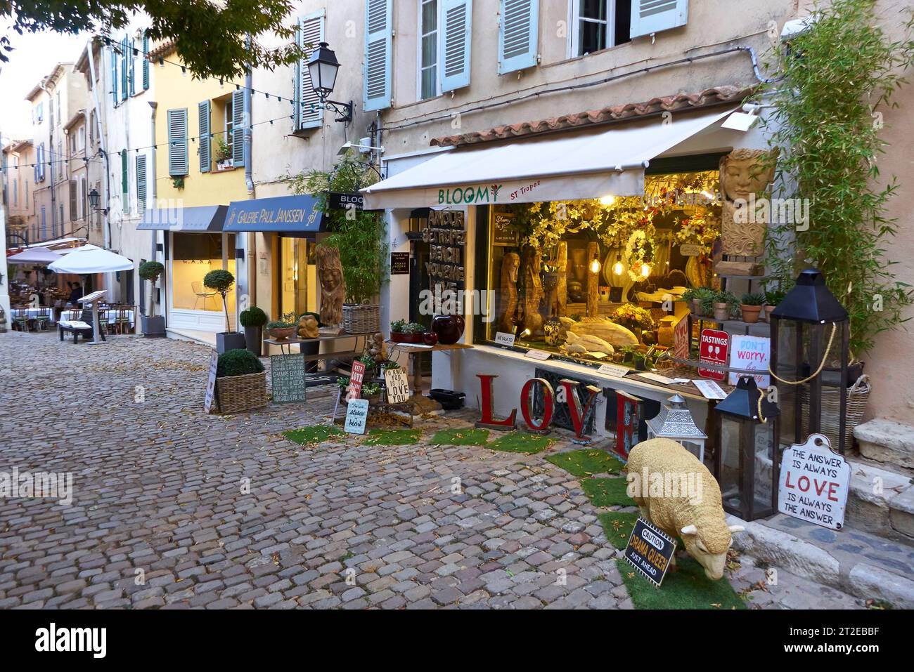 St Scena serale di strada a Tropez con boutique e vialetti acciottolati al tramonto Foto Stock
