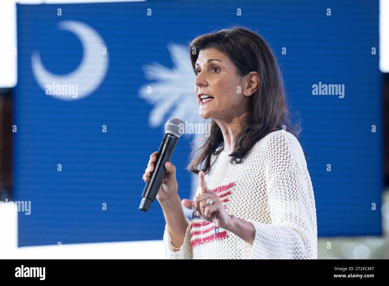 North Charleston, Stati Uniti. 9 settembre 2023. L'ex ambasciatore delle Nazioni Unite e contendente presidenziale repubblicano Nikki Haley si rivolge a una folla durante una sosta alla Holy City Brewing, l'8 settembre 2023 a North Charleston, South Carolina. Haley, l'ex governatore della Carolina del Sud, è lungi dall'essere stata nominata dietro l'ex presidente Donald Trump. Crediti: Richard Ellis/Richard Ellis/Alamy Live News Foto Stock